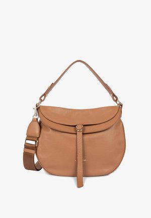 Tan leren schoudertas met een afgeronde vorm, een flapluiting en een detail aan de voorkant met een band. Voorzien van een afneembare schouderband en gouden hardware.