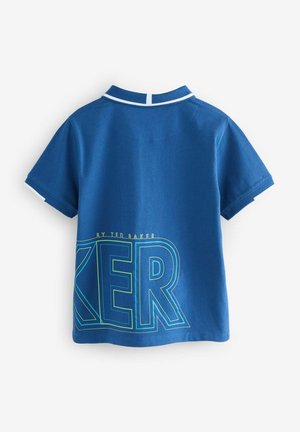 Polo de manga corta azul hecho de algodón, con cuello y diseño de texto en verde contrastante en la parte de atrás.