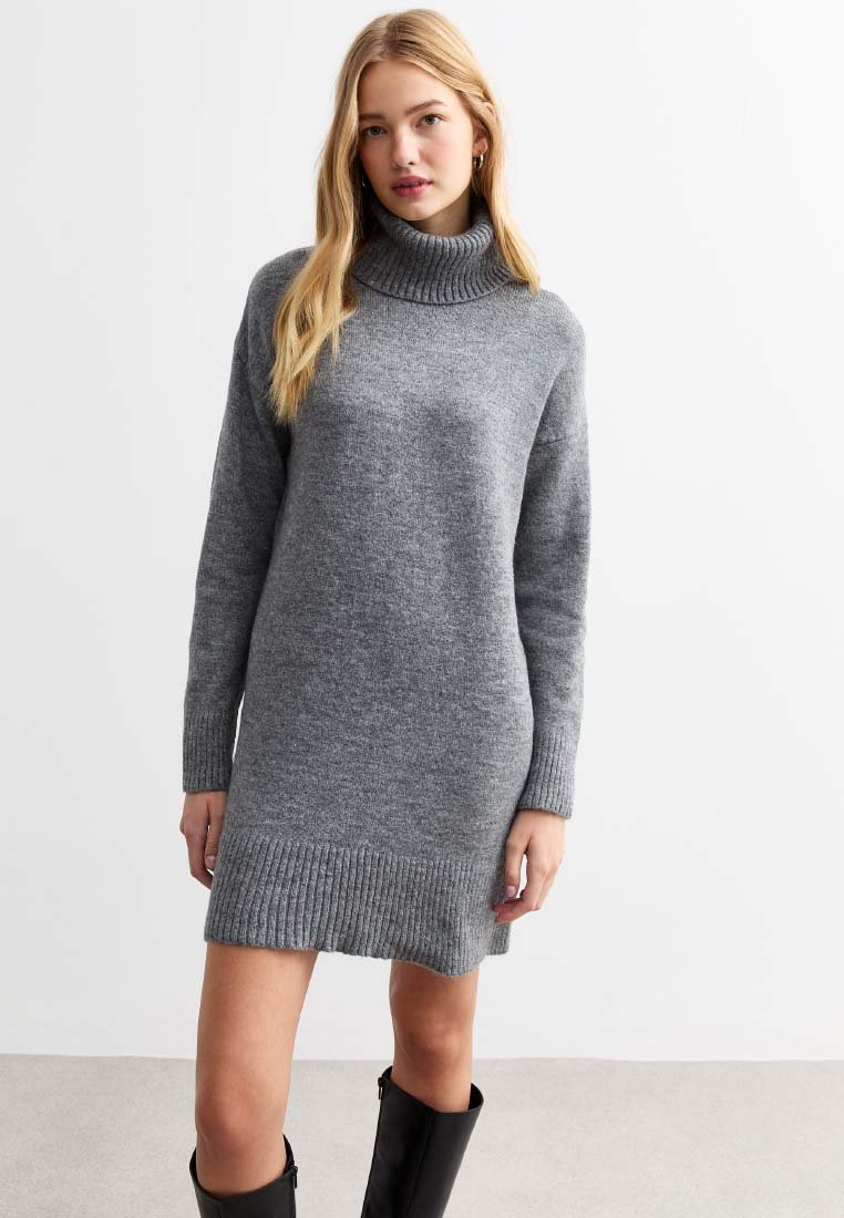 Graues Turtleneck-Strickkleid aus weichem Material, mit gerippten Bündchen und Saum, sowie einer lockeren Passform, die oberhalb der Knie endet.