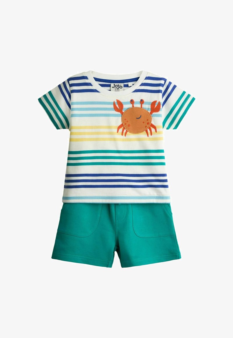 Costum pentru copil mic format din pantaloni scurți mentă și un tricou cu mânecă scurtă cu dungi, având brodat pe piept un crab portocaliu.