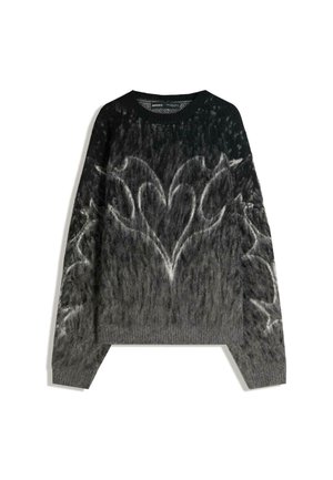 Čierny a šedý chĺpkový sveter s abstraktnými bielymi srdcovými a vírivými vzormi na prednej strane a rukávoch, okrúhly výstrih a rebrované manžety a spodný lem.