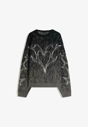Čierny a šedý chĺpkový sveter s abstraktnými bielymi srdcovými a vírivými vzormi na prednej strane a rukávoch, okrúhly výstrih a rebrované manžety a spodný lem.