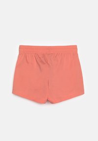 Pantalones cortos de color coral con una cinturilla elástica, que presentan un diseño sencillo y una textura suave. La prenda tiene dobladillos rectos sin patrones visibles.