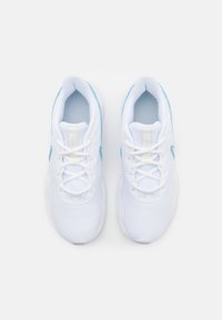 Nike Performance LEGEND ESSENTIAL  - Sapatilha de treino - white/worn blue/aura/phantom