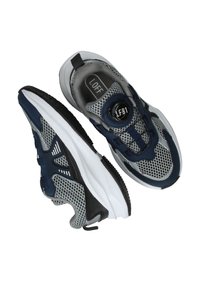 Sport sneakers met een ademend grijs gaas bovenwerk, marineblauwe accents, zwarte zool en een circulair aanpassingsmechanisme in het vetersysteem.