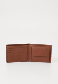 Billetera de cuero marrón con múltiples espacios para tarjetas, un bolsillo más grande para billetes o identificaciones, y una textura suave y mate. Abierta para mostrar el diseño interior.