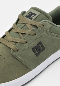 DC Shoes CRISIS 2 - Sapatilha de treino - army/olive