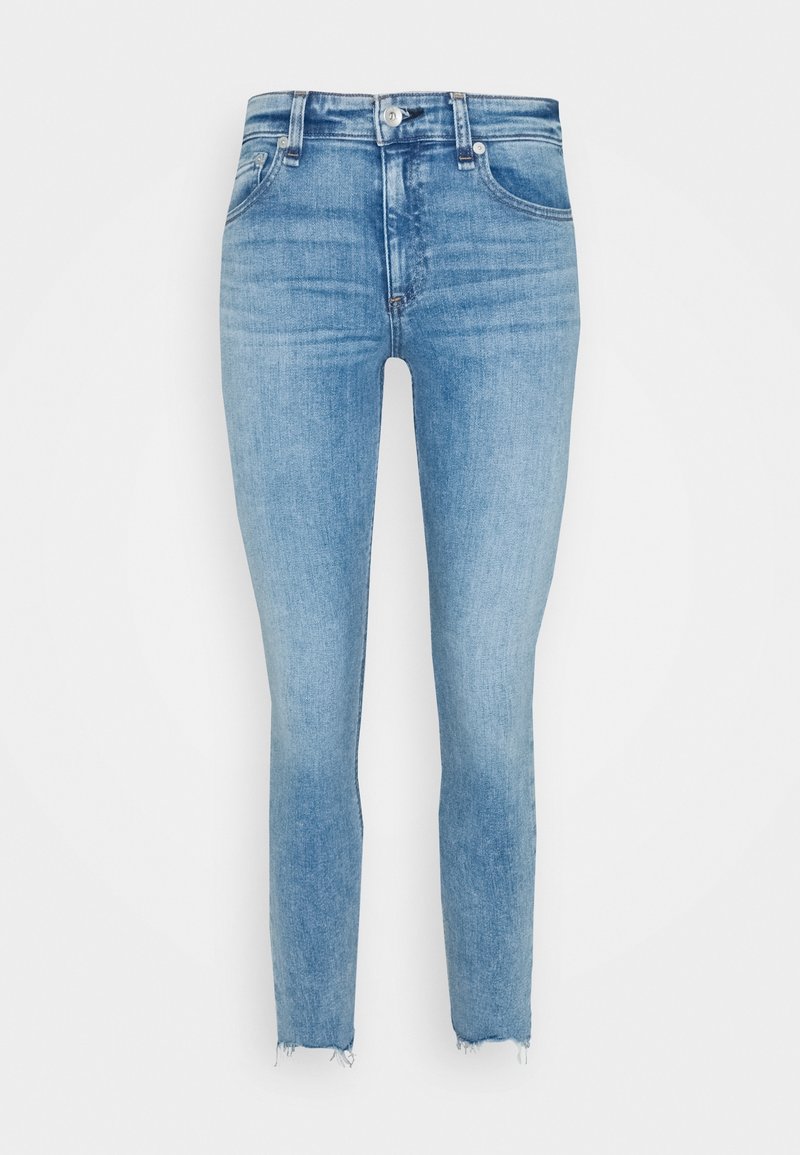 Jean skinny taille haute bleu clair avec poches avant, fermeture par boutons et ourlets effilochés sur fond blanc uni.