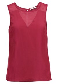 Top rosso senza maniche con scollatura a V, realizzato in tessuto leggero. Presenta un pannello trasparente sottile all'altezza del collo e un orlo dritto.