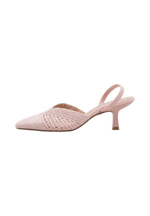 Pompe slingback tissée rose avec un bout pointu et un petit talon bloc. Comprend un dessus texturé et une fine bride à la cheville. Semelle plate.