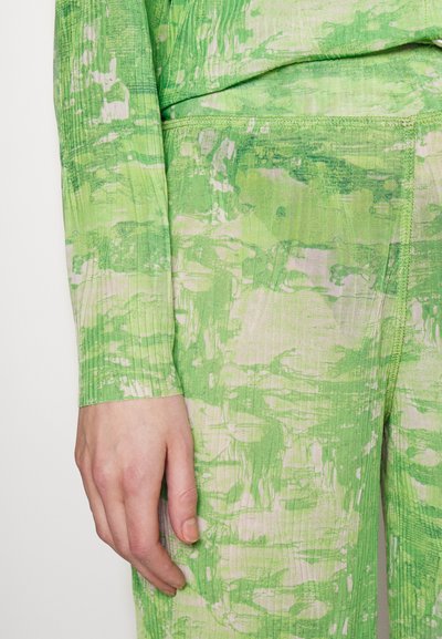 Henrik Vibskov SWAY PLISSÉ PANTS - Παντελόνι - green