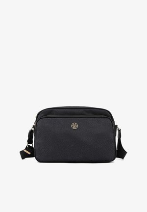 Borsa a tracolla nera in materiale testurizzato, con un pannello superiore liscio, chiusura con zip, tracolla regolabile e dettaglio con emblema dorato.