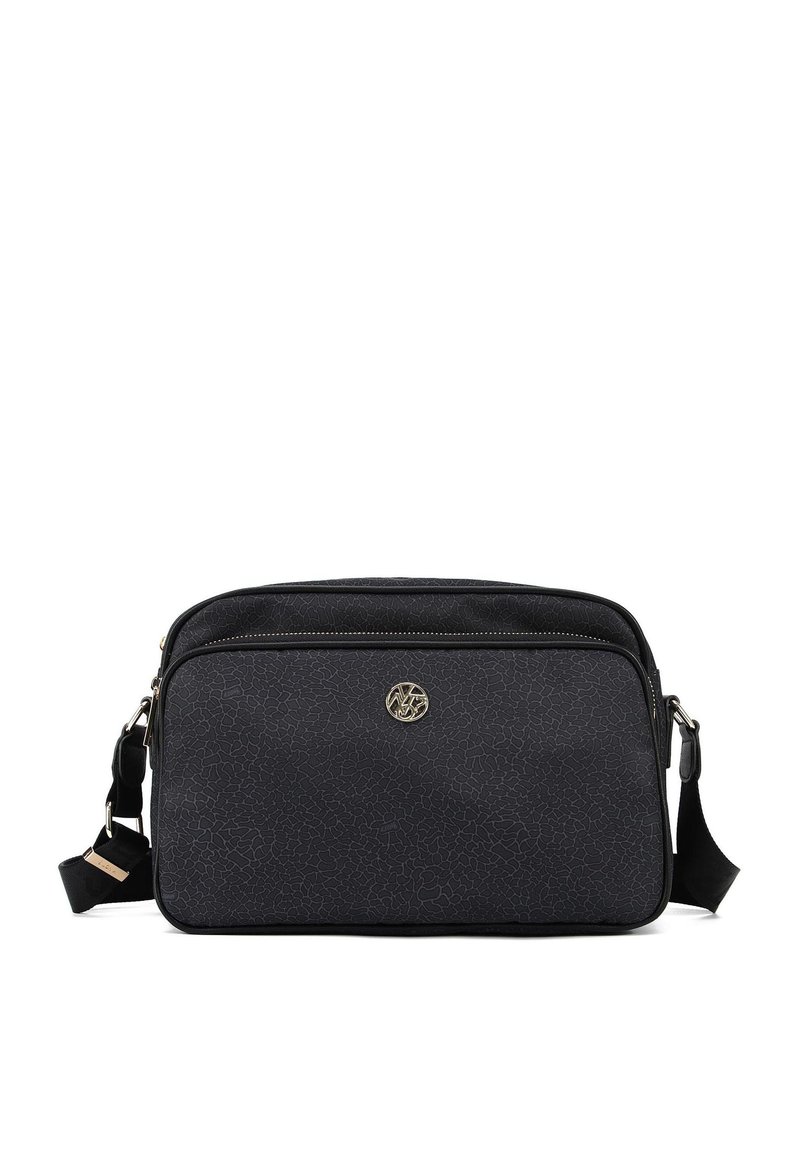 Borsa a tracolla nera in materiale testurizzato, con un pannello superiore liscio, chiusura con zip, tracolla regolabile e dettaglio con emblema dorato.