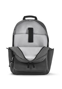 Grauer Stoff-Rucksack mit einem großen offenen Fach, einer Fronttasche und einem oberen Griff. Verfügt über minimale Hardware und eine glatte Textur.