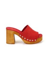 Rote Wildleder-Pantoletten mit breitem Riemen, Holzblockabsatz und dekorativen Metallnieten entlang der Seite. Flache Sohle und offenes Zehendesign.