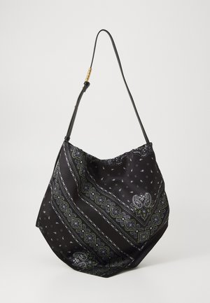 Zwarte stoffen schoudertas met paisley- en geometrische witte en groene patronen en een verstelbare zwarte band met gouden accenten.