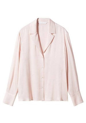 Lichtroze blouse met lange mouwen, een kraag, knopen aan de voorkant en brede manchetten, getoond op een witte achtergrond.