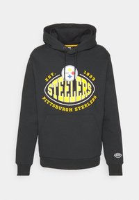 Sweat à capuche noir avec le logo des Pittsburgh Steelers et un texte jaune indiquant Steelers, Est. 1933 sur le devant, et un petit logo BOSS sur la manche.