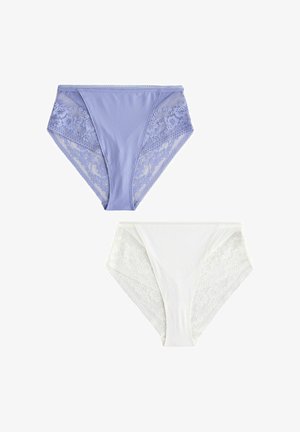 Două chiloți bikini de dantelă pentru femei, unul lavandă și unul alb, așezați plan pe un fundal alb.