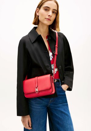 Tommy Hilfiger, TH LIBRE FLAP CROSSOVER - Sac bandoulière - primary red