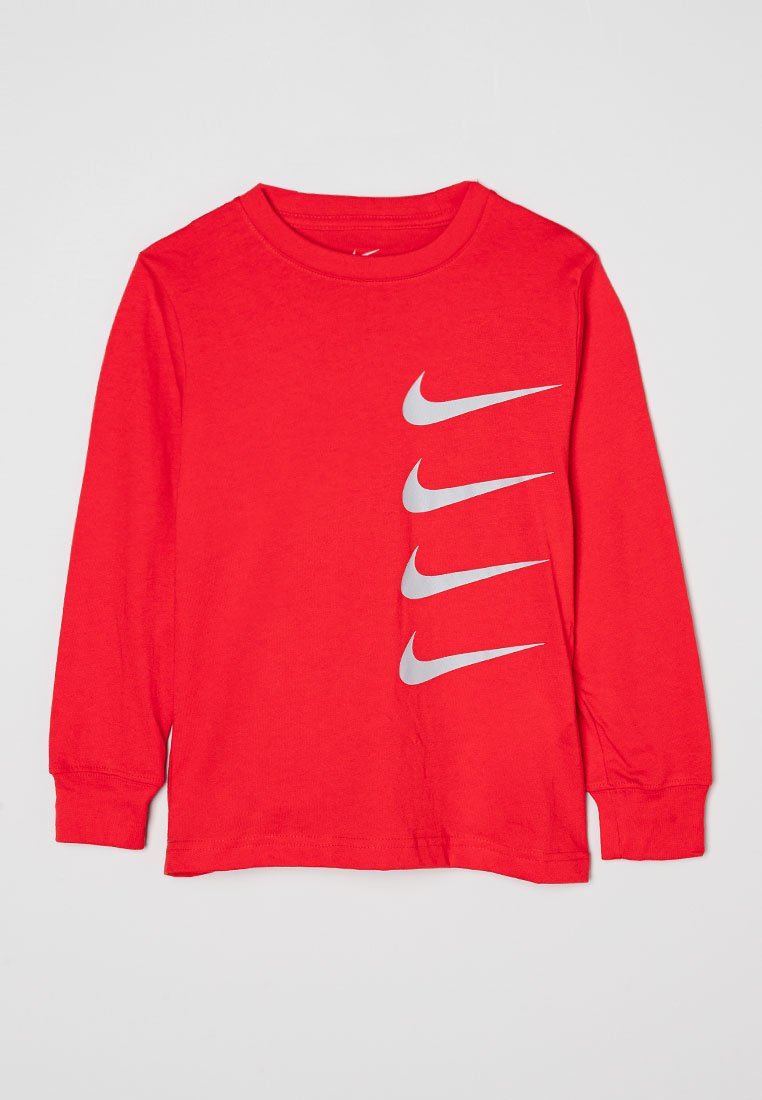 Rotes Langarm-T-Shirt aus Baumwolle mit vier grauen Nike Swoosh-Logos auf der Vorderseite in vertikaler Anordnung.