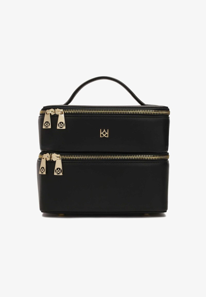 Fekete bőrtáska két cipzáras rekesszel, aranyszínű kiegészítőkkel és felső fogantyúval. Simító felület, letisztult dizájn és logó részlet.