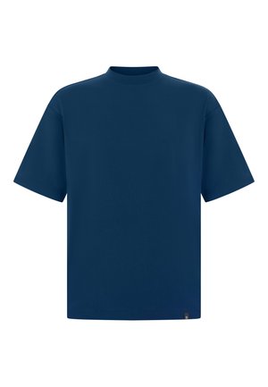 T-shirt bleu marine avec un col montant, des manches courtes et une coupe décontractée. Fabriqué en tissu lisse et texturé avec un petit détail d'étiquette de marque.
