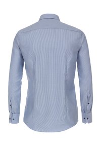 Hellblaues Langarmhemd mit einem kleinen Karomuster, Button-Down-Kragen und schwarzen Knopfakzenten an den Manschetten. Glatte Stofftextur.