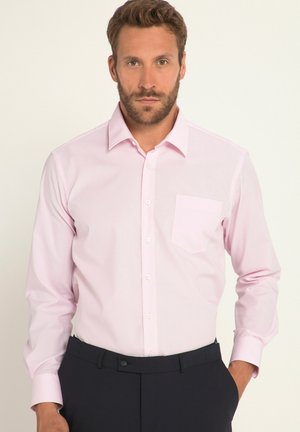 Camisa de manga larga color rosa claro, hecha de un tejido suave, con cuello puntiagudo y bolsillo en el pecho. Botones en un color a juego.