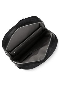 Sac noir avec fermeture éclair, doté d'un extérieur lisse, d'une doublure en tissu gris, de plusieurs compartiments, et d'un design élégant et minimaliste.