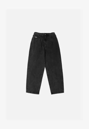 Juodos džinsinės kelnes su plačiu siluetu, tiesiomis kojomis, penkių kišenių dizainu ir subtilia nustumta tekstūra. Šios kelnės turi aukštą liemeni ir prekinį ženklą.