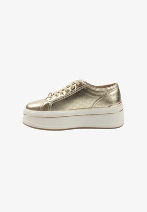 Goldfarbige metallische Sneaker mit einer weißen Plattformsohle, die ein strukturiertes Obermaterial und eine abgerundete Spitze aufweist. Schnürdesign mit dezenten Branding-Akzenten.