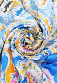 Tessuto morbido e leggero con un motivo vorticoso di blu, giallo, rosa e bianco. Texture liscia, colori vivaci e dettagli elaborati.