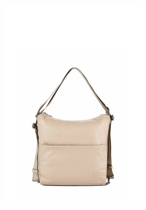 Bolso de hombro rectangular beige con correa ajustable y bolsillo delantero, textura suave y logo sutilmente estampado en relieve "MD 20" en la parte inferior derecha.