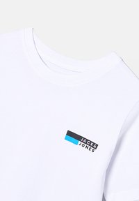 Λευκό T-shirt με στρογγυλή λαιμόκοψη, με μικρό μαύρο και μπλε λογότυπο με την ένδειξη «JACK & JONES» στο στήθος.