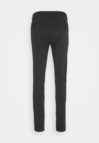 Pantalon slim gris foncé vu de dos avec deux poches passepoilées boutonnées et passants de ceinture à la taille.