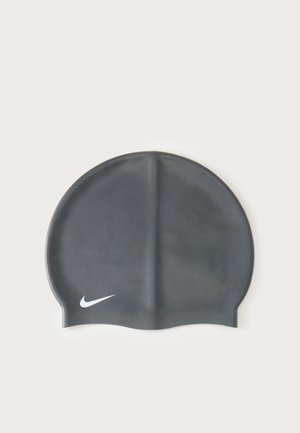 Schwarze Silikon-Schwimmkappe mit erhabener zentraler Kante und weißem Nike-Logo auf der unteren linken Seite.
