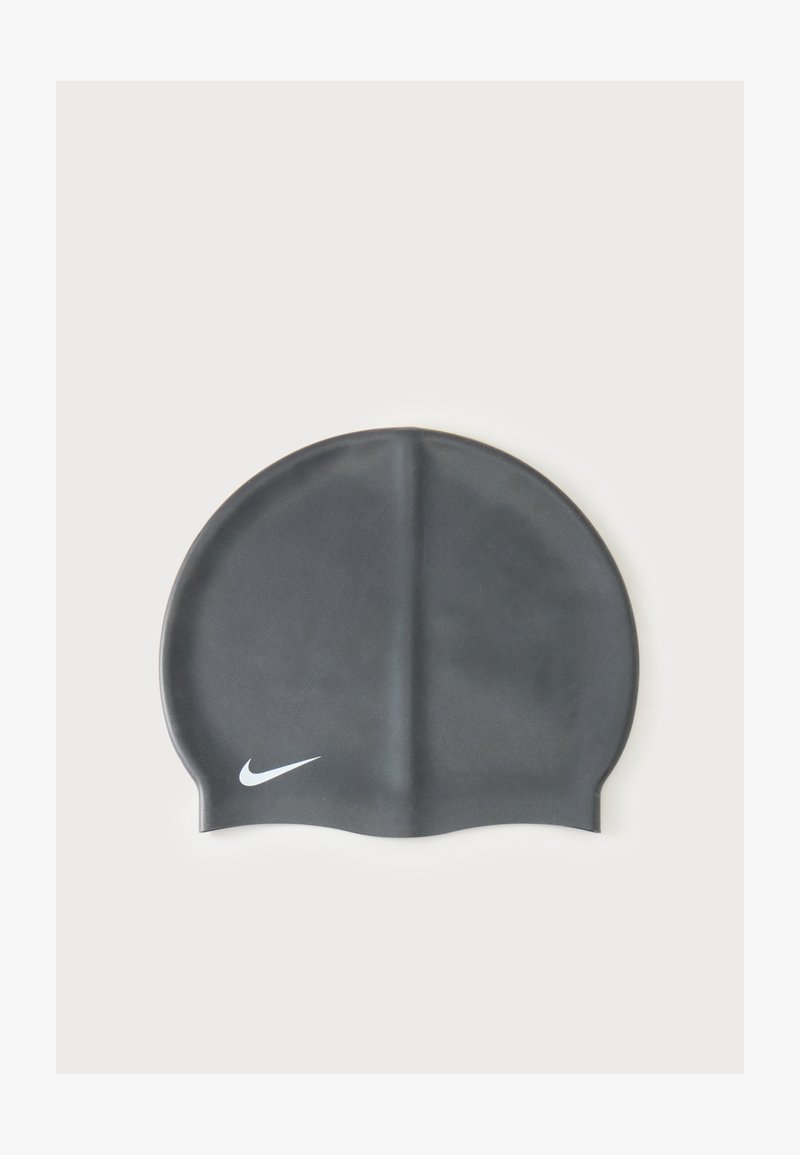 Bonnet de bain en silicone noir avec une crête centrale surélevée et un logo Nike blanc en bas à gauche.