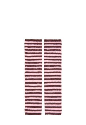 Deux chauffe-bras tricotés avec des rayures horizontales roses et marron sur fond blanc.
