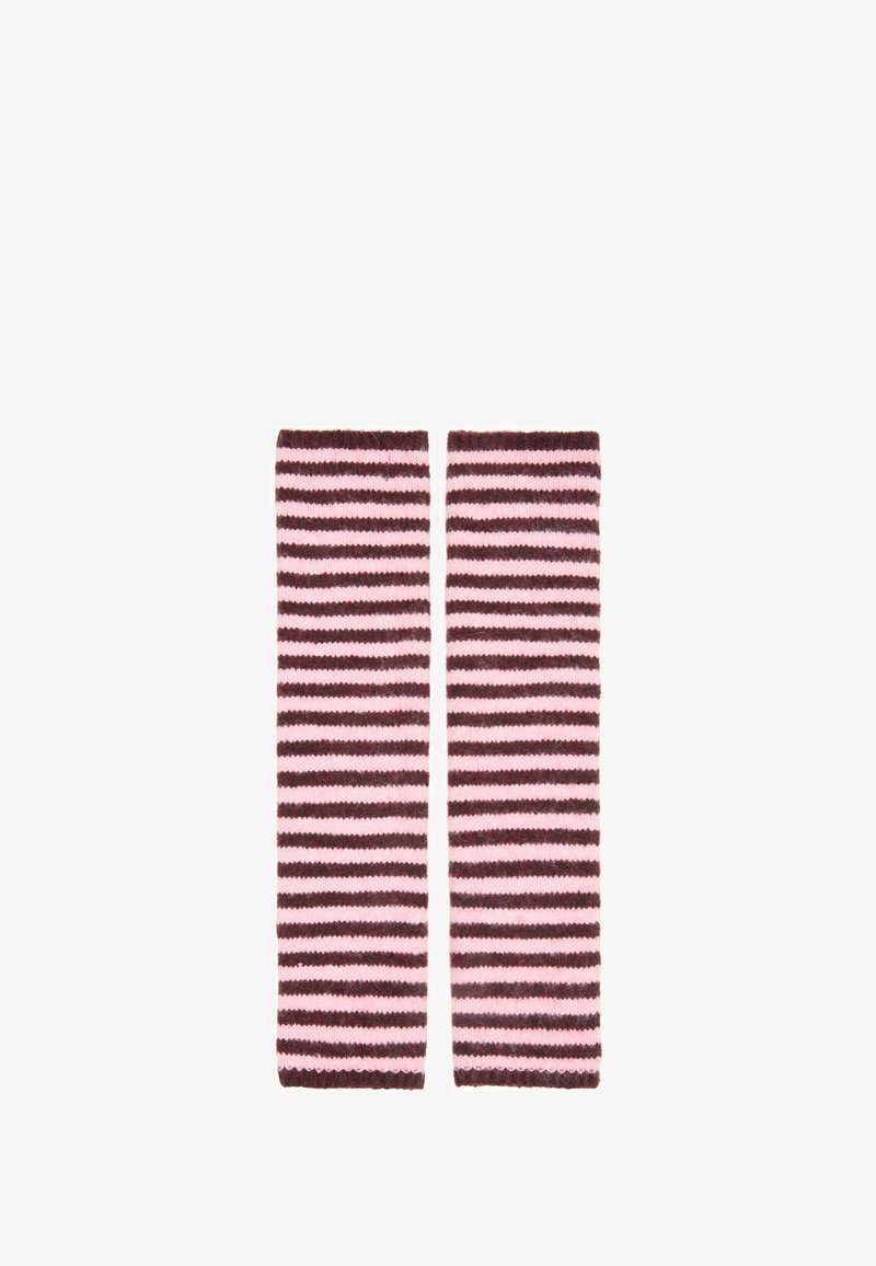 Deux chauffe-bras tricotés avec des rayures horizontales roses et marron sur fond blanc.
