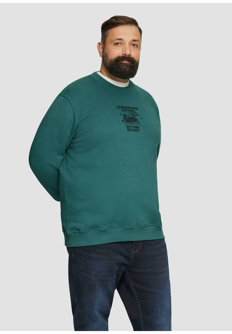 Groene sweatshirt met ribbelboord bij de ronde hals en een gestructureerde afwerking. Voorzien van grafische tekst op de voorkant: "LAKESHORE DISTRICT RAFTING SCOUT."