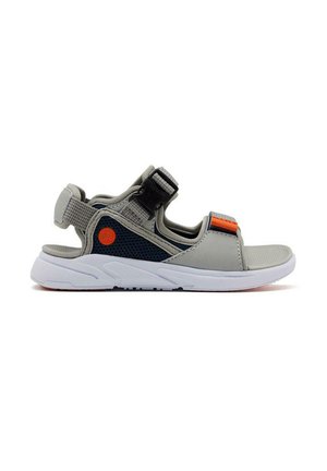 Chanclas deportivas grises con correas ajustables, paneles de malla y una suela de goma blanca. Presenta acentos en rojo y naranja en el diseño.