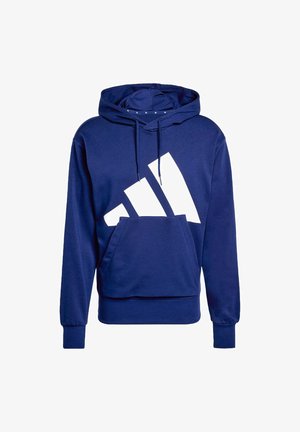 Tamno plavi dukserica s velikim bijelim geometrijskim uzorkom, koja ima prednji džep, kapuljaču s vezicom i rebraste manžete i donji rub.