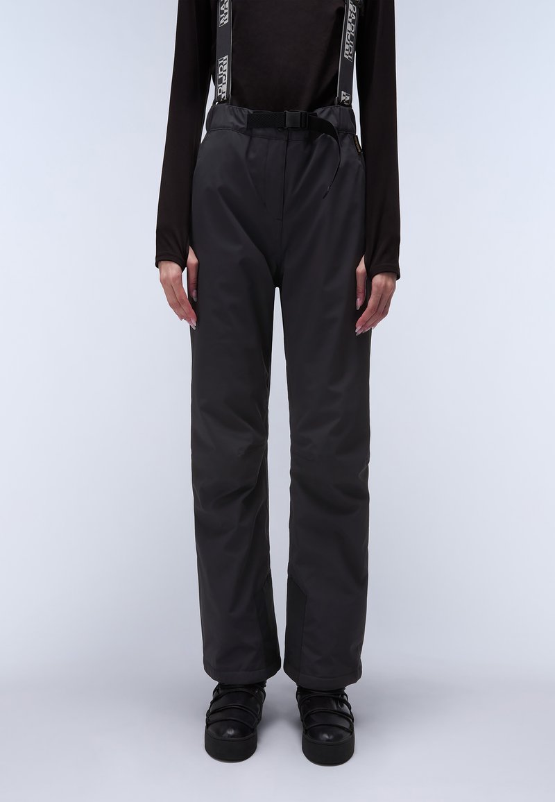Pantaloni neri impermeabili con spallacci regolabili, vestibilità ampia e texture liscia. Presentano una fibbia e tasche laterali con zip.