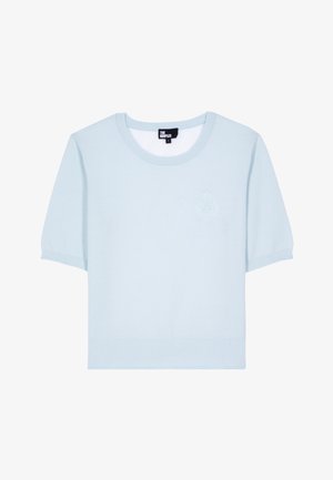 Maglione leggero azzurro a maniche corte con scollo rotondo, realizzato in tessuto morbido. Presenta un piccolo logo impresso sul petto.