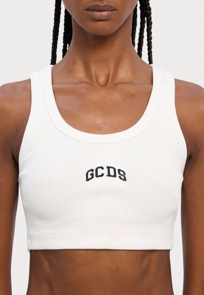 Biele pruhované crop top tričko s okrúhlym výstrihom, hrubými ramienkami a �čiernym vyšitým logom "GCDS" na hrudi. Hladká textúra.