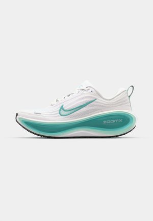 Nike Performance VOMERO PLUS - Løpesko for vei - white/bleached turquoise/mint foam/barely green/washed teal