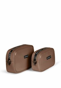 Zwei braune Toilettenartikel-Taschen aus glänzendem, strukturiertem Material. Beide verfügen über einen schwarzen Reißverschluss mit weißer Markenbeschriftung und haben eine rechteckige Form.