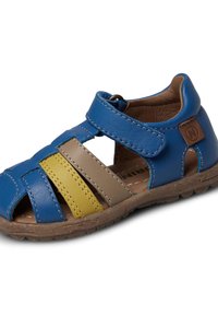 Blå lädersandal med gula och beige horisontella ränder, öppen design, texturerad sula, justerbar rem och varumärkesaccent.