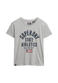 Camiseta de algodón gris con texto impreso en azul oscuro "SUPERDRY STATE ATHLETICS COACHING DEPT." y un pequeño acento de bandera estadounidense.